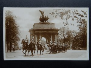 London THE GUARDS PASSING THE WELLINGTON ARCH Hyde Park c1930s RP Postcard