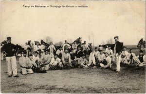 CPA Militaire Camp de SISSONNE - Nettoyage des Harnais (92152)