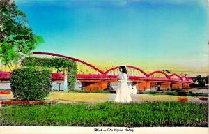 HUE VIETNAM-CAU NGUYEN HOANG-WOMAN AND BRIDGE POSTCARD*