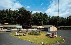 Augusta Maine Riverside Motel Street View Vintage Postcard K52802