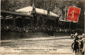 CPA Le Roi d'Espagne a FONTAINEBLEAU 8 Mai 1913 - La Tribune d'Honneur (292985)