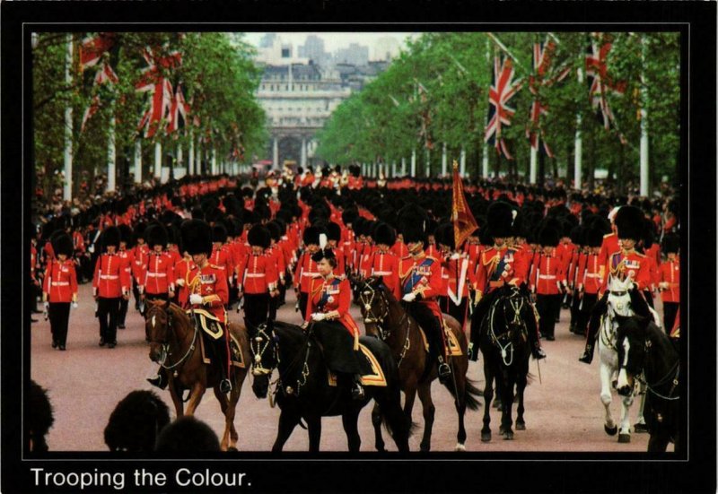 CPM AK H.M. Queen Elizabeth II Trooping the Colour, BRITISH ROYALTY (765902)