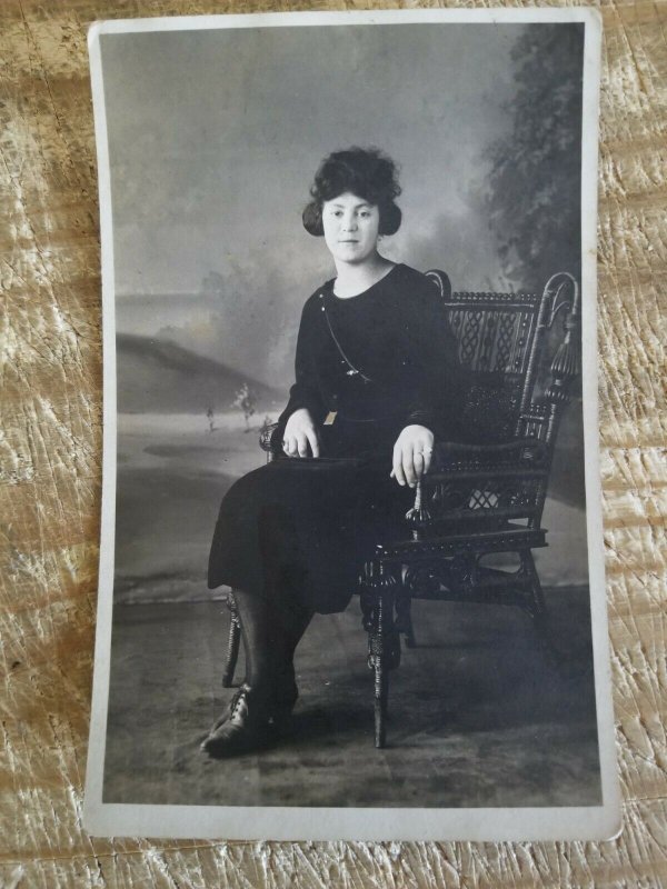 VTG EARLY 1900'S REAL PHOTO POSTCARD OF YOUNG LADY.*P5