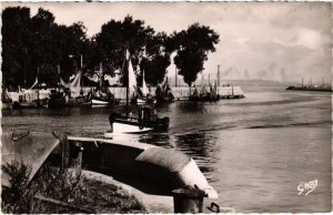 CPA Honfleur Bateau entrant au Port FRANCE (1286095)