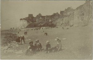 CPA carte photo AULT famille sur la Plage (18542)