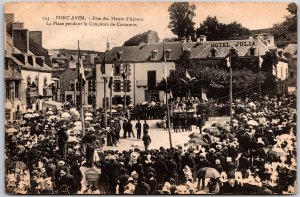 Pont-Aven Fete Des Fleurs D'Ajoncs La Place Pendant Le Concours De Cos Postcard