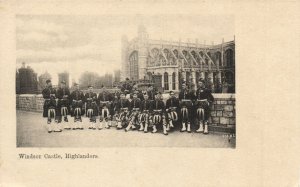 PC UK, WINDSOR CASTLE, HIGHLANDERS, Vintage COURT SIZE Postcard (b44689)
