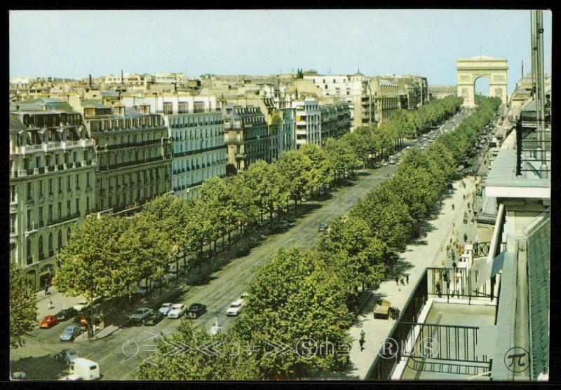 L'avenue des Champs-Elysees vue de la terrasse Martini