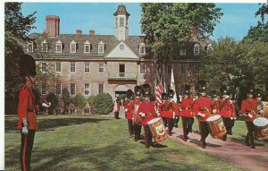 America Postcard - The Queen's Guard - Williamsburg - Virginia   A8798