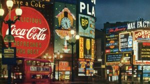 Postcard  Coke Sign & Double Decker Bus at Piccadilly Circus, London, UK.     Q7
