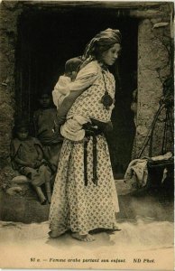 CPA AK ND 93 Femme Arabe portant son Enfant ALGERIE (824433)
