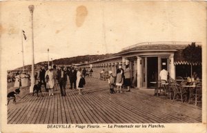 CPA DEAUVILLE Promenade sur les Planches (982047)