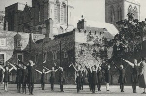 Nostalgia Postcard - Children -Evacuees at Bishop's Palace, 1940 (Repro) RS22042