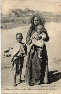 PC TANANARIVE FEMME EN DEUIL ET SES ENFANTS ETHNIC TYPES MAGADASCAR (a30056)