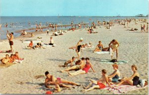 postcard Racine Wisconsin - Beach Scene - posted 1961 Racine