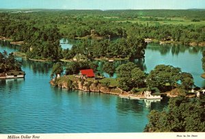 CONTINENTAL SIZE POSTCARD MILLION DOLLAR ROW OF HOUSES IN THE THOUSAND ISLANDS