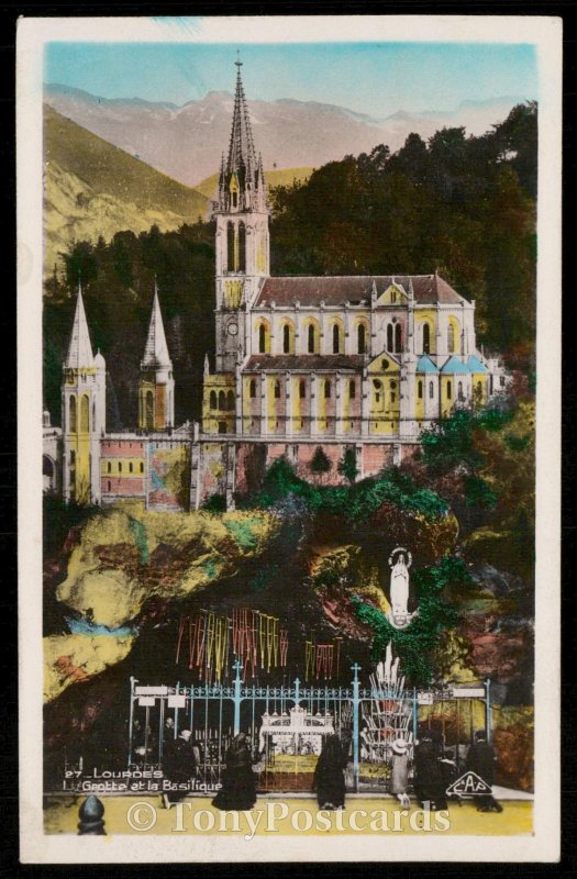 LOURDES - Grotte el la Basilique