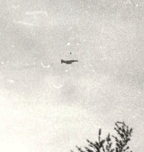 1960s VIETNAM WAR PHANTOM JET FLYING ABOVE SOLDIER PHOTO RPPC POSTCARD 43-181