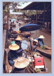 VINTAGE CONTINENTAL SIZE POSTCARD BOAT VENDORS FLOATING MARKET SAUDUAK THAILAND