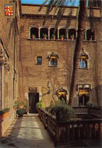 BR85115 barcelona barri gotic pati de la casa del ardiaca spain