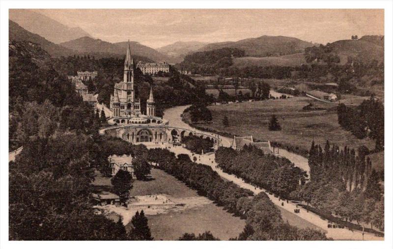 13702    Lourdes   La Basilique et l'esplanade