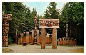 Postcard MONUMENT SCENE Vancouver British Columbia BC AS9743