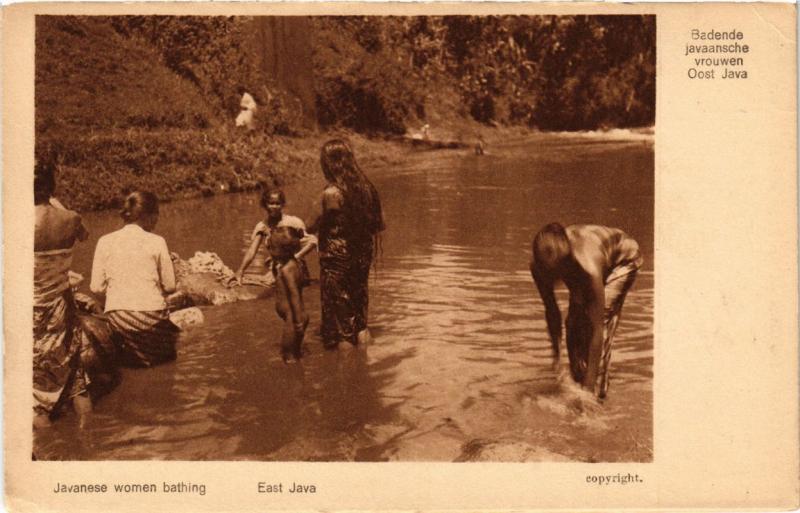 CPA AK INDONESIA DUTCH INDIES - Javanese women bathing - East Java (a1735)