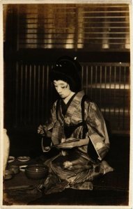 PC CPA geisha girl performing real photo postcard JAPAN (a14562)