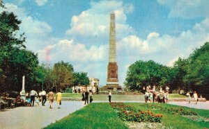 Russia Volgograd Square in the Square of Fallen Warriors Vintage Postcard 07.50