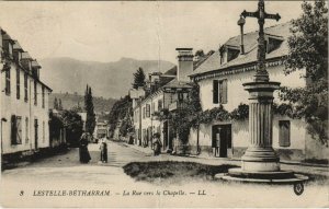 CPA LESTELLE-BETHARRAM La Rue vers la Chapelle (1142886)