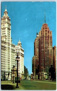 Postcard - Chicago Tribune, Michigan Avenue, Bridge, Illinois, USA