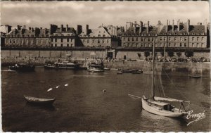 CPA SAINT-MALO Les Remparts - La Porte de Dinan - Les Vedettes (1252082)