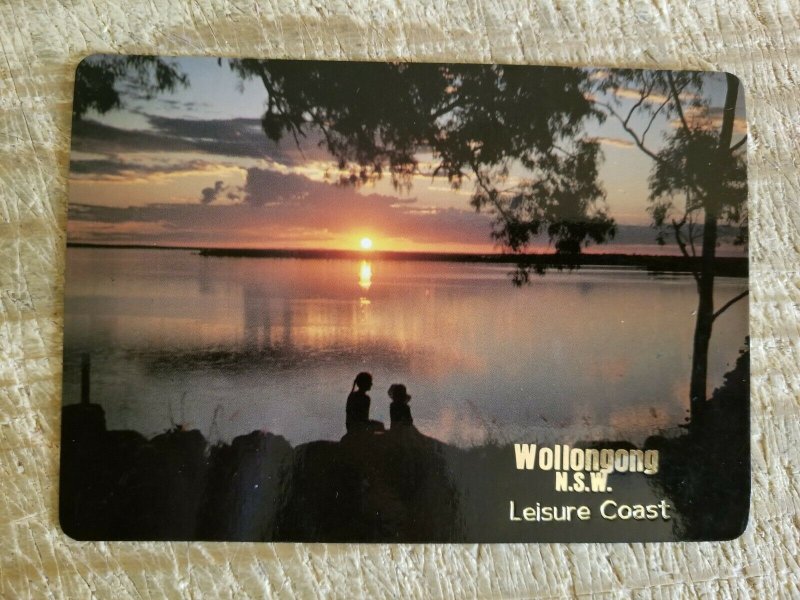 WOLLOGONG,AUSTRALIA AT NIGHT.LEISURE COAST.VTG USED POSTCARD*P13