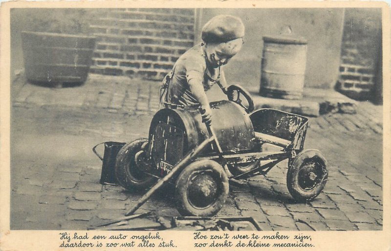 Children scene automobile mechanic c.1935 postcard Netherlands 