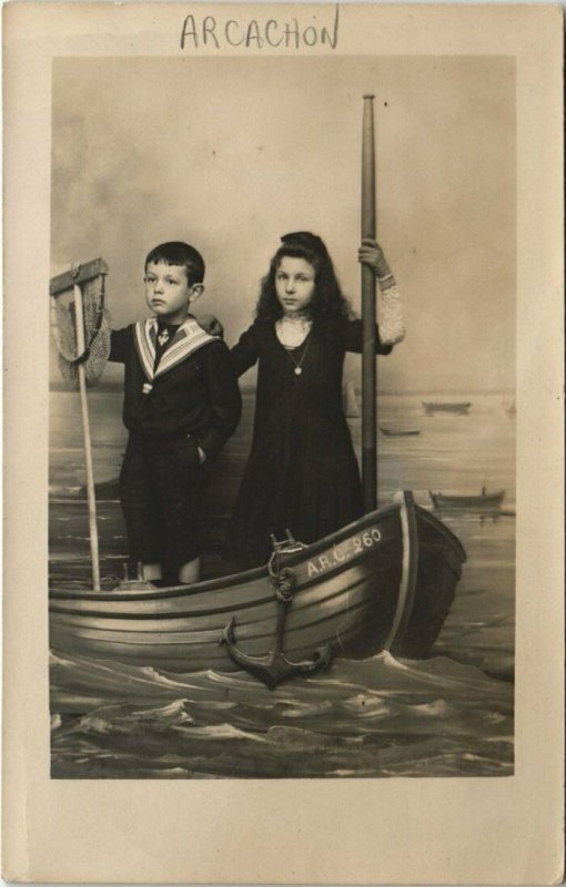 CPA carte photo ARCACHON enfants dans un bateau faux (809663)