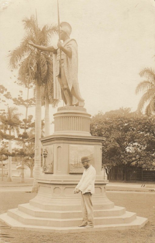 RP: HONOLULU , T.H. , 1901-07; Kamehameha I. Statue & man