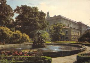 B27722 Kromeriz The fountain and a view of the chateu    czech republic