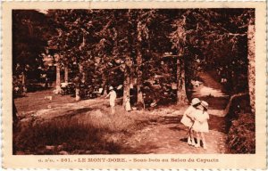 CPA Le Mont Dore Sous-bois au Salon du Capucin FRANCE (1288583)