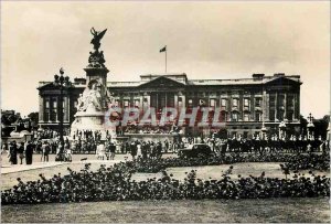 Postcard Modern Victoria Memorial and Buckingham Palace Guards London