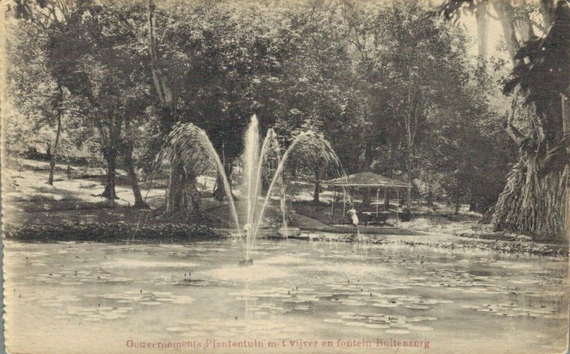 Indonesia Buitenzorg Gouvernements Plantentuin met vijver en fontein 03.04