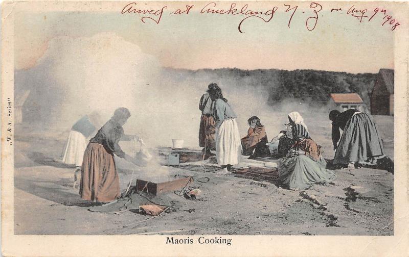 A96/ New Zealand Foreign Postcard c1910 Native Maoris Cooking Women