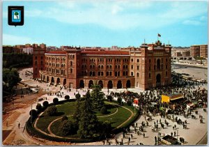 VINTAGE CONTINENTAL SIZE POSTCARD CROWDS GATHERED AT THE CENTRAL BULLRING MADRID