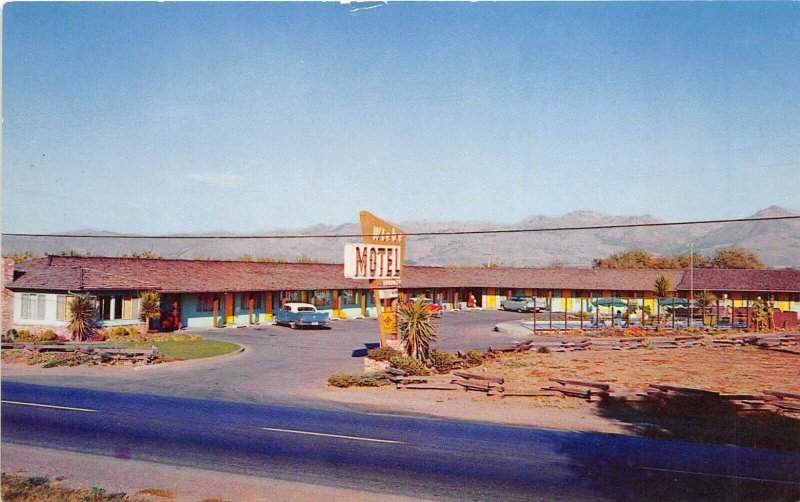 Hollister California 1950s Postcard Wiebe Motel  Sign Entrance Cars