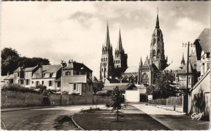 CPA BAYEUX Boulevard Sadi-Carnot et la Cathedrale (1229666)