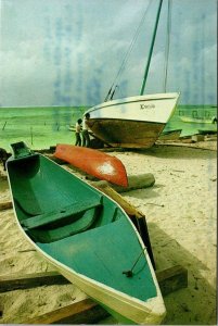 VINTAGE CONTINENTAL SIZE POSTCARD FISHERMEN REPAIRING THEIR BOAT BELIZE - STAMPS