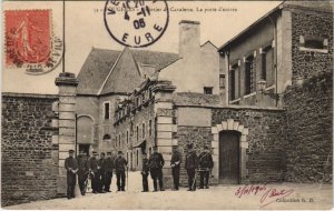 CPA Fougeres Quartier du Cavalerie, porte d'entree (1236570)