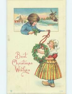 Pre-Linen christmas BOY LOOKS AT GIRL HOLDING HOLLY WREATH HL0182