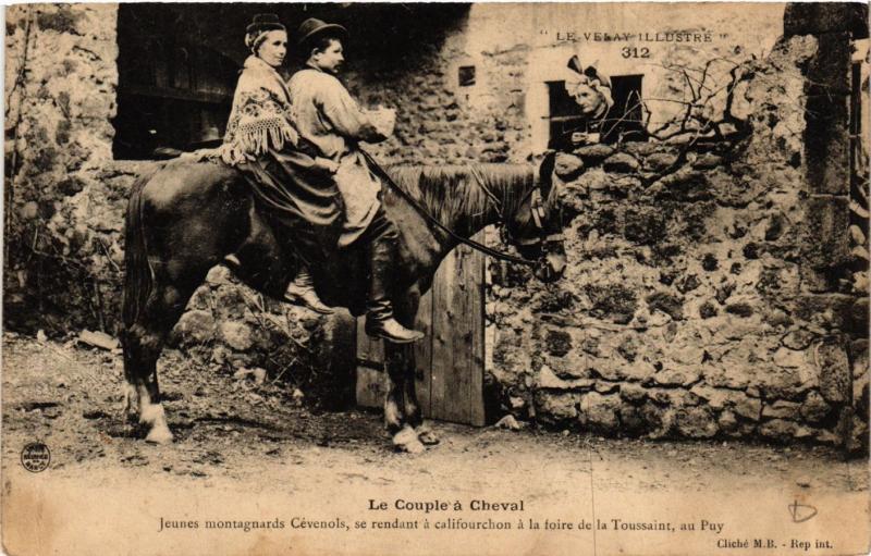 CPA  Velay - Le Couple a Cheval - Jeunes Montagnards - Folklore  (690877)