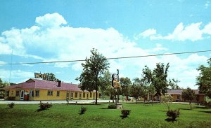 1960s TOMAH WISCONSIN REST-WELL MOTEL US HWY 12-16 ALLEN FITSCHEN POSTCARD P1144