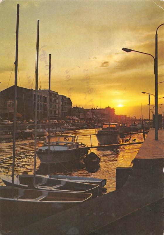 BT5868 Palavas les Flots coucher de soleil sur la ville ship bateaux     France